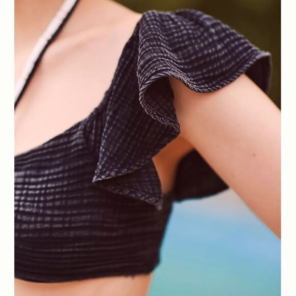 Anthropologie THE JERRY CINCHED Crop TOP Ruffled Cap Sleeve in Black - Picture 4 of 4